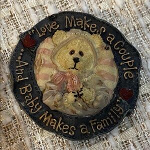 Boydβs Bear βLove makes a couple & a baby Maeβs a Familyβ Keepsake Brooch π»